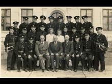 Fotografie z kroniky z roku 1949. Sedící členové zleva: Rudolf Plšek - velitel, Vojtěch Vašíček, Rudolf Trávníček, Stanislav Vysloužil, Rudolf Plšek - místostarosta, Valentin Knébl, Antonín Pátík - starosta. První řada stojící zleva: Ludvík Horák, Tomáš Zlámal, T. Dopita, Martin Dopita, Mil. Ptáčková, M. Dopitová, Jakub Foltýn, Josef Medek, M. Judas, Vlad. Dopita, Josef Plšek. 2. řada stojící zleva: Josef Novák, František Sklář, Šrom Jiří, Tom. Božák, František Dopita, J. Jančík, Jindřich Handl, Rudolf Dopi